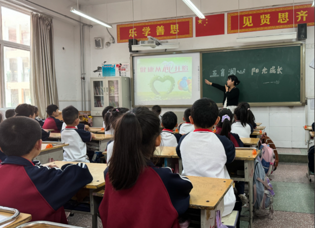 将课间一刻钟校园餐人工智能教育等变革转化为每一个学生健康监测