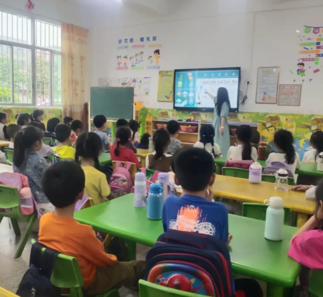 给孩子留出充足的游戏和运动时间让他们在游玩中释放天分
